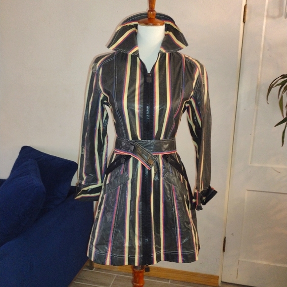 SOLD ♥️CHANEL 2007 Collection Rain Jacket - Picture 3 of 17